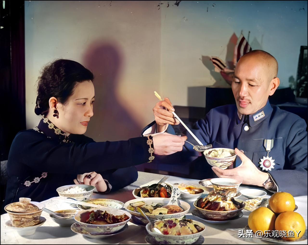 一九四一年，重庆，在室内就餐时的蒋中正与他的夫人宋美龄。这可不是演员所饰演的，确