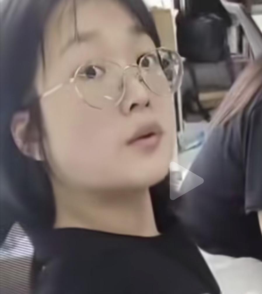 外卖员给这女的送外卖 ，为了省时间就说我放在楼下你来拿。女的不愿意，骑手就先送一