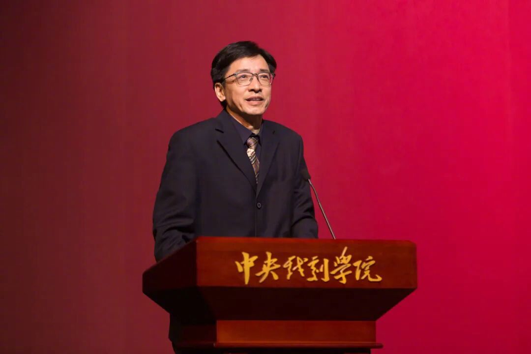 主动投案的王鑫是易烊千玺等人老师【中央戏剧学院表演系主任王鑫主动投案，曾是易烊千