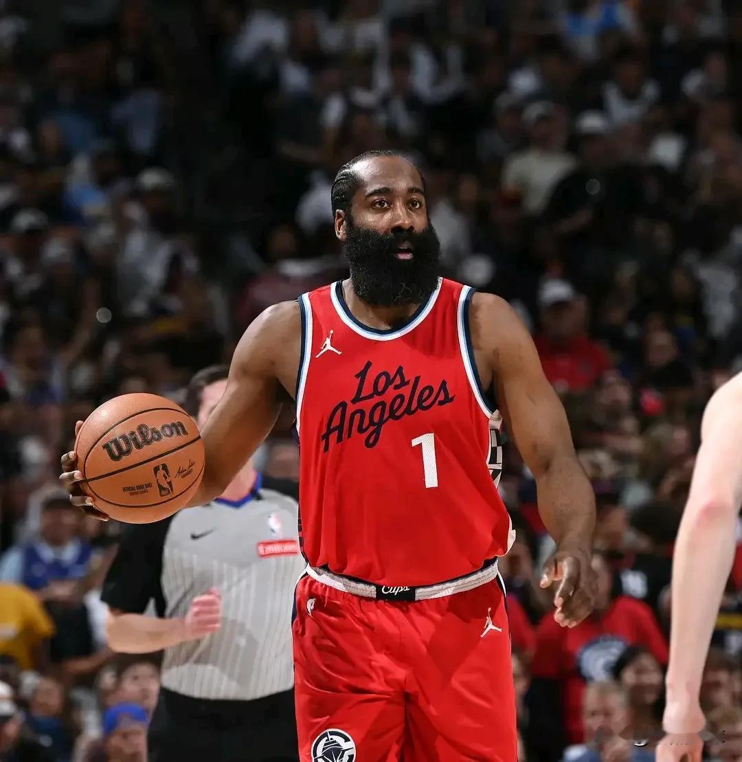 比尔报销，小卡缺席！船记：如今哈登几乎需要打满全场，球队才有取胜可能。

快船本