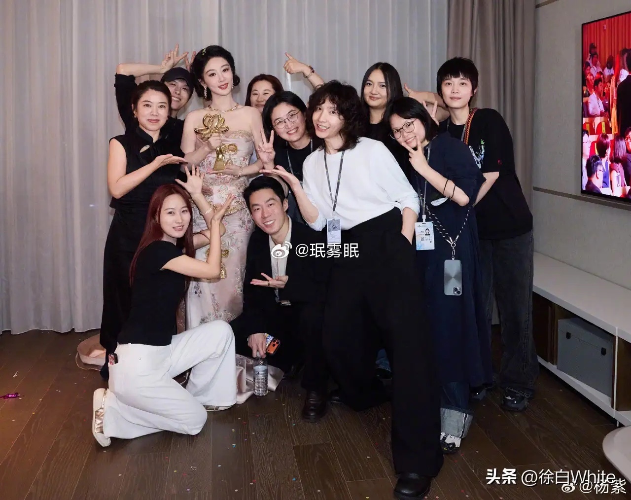 杨紫发长文感谢所有人！晒团队合照，晒剧组合照，晒获奖回酒店后单人特拍照，杨紫高举