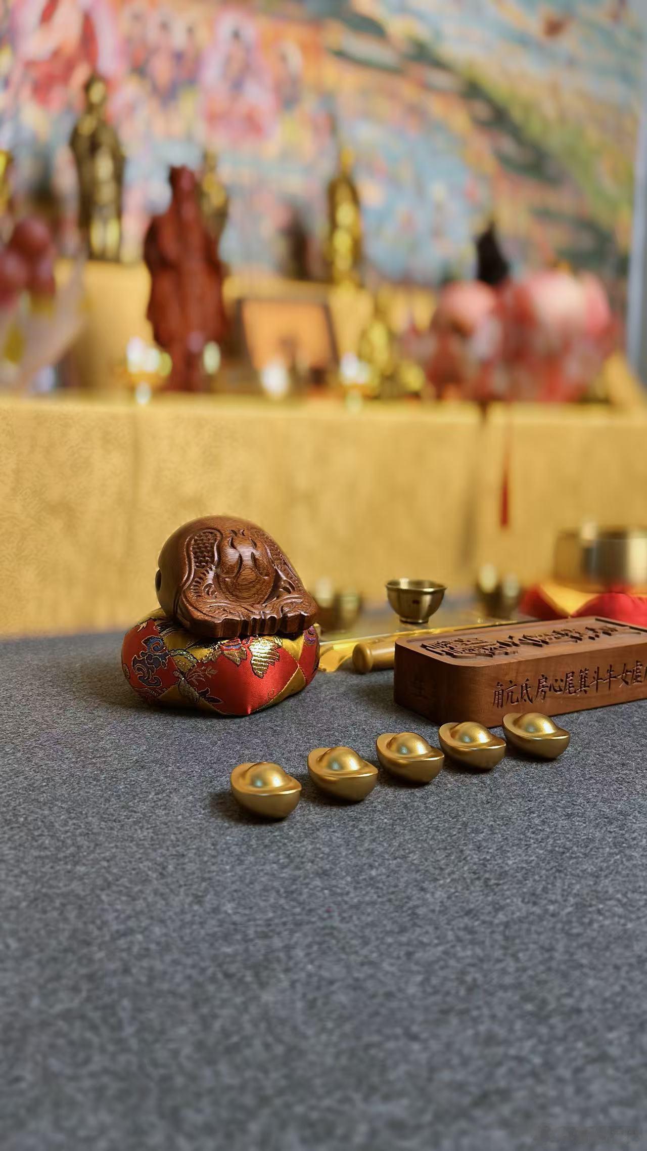 我们法堂自己开光加持了几枚铜质的小金元宝，适合五行喜金水的缘主随身携带，以招财护
