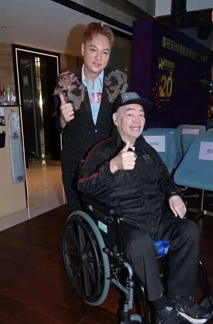 翻看张伟文几年前的活动照片，那时他还能坐着轮椅登台、和好友聚餐，脸上还有肉，眼神