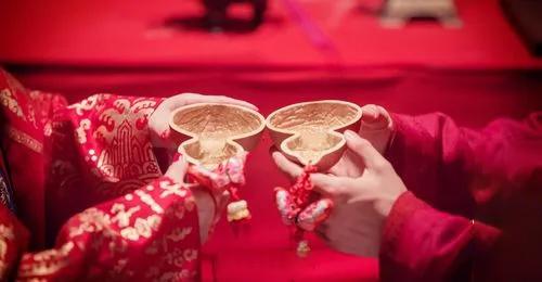 在一些古装剧里，我们经常会看到夫妻之间行"合卺之欢"，只有行了这个礼的夫妇，才算
