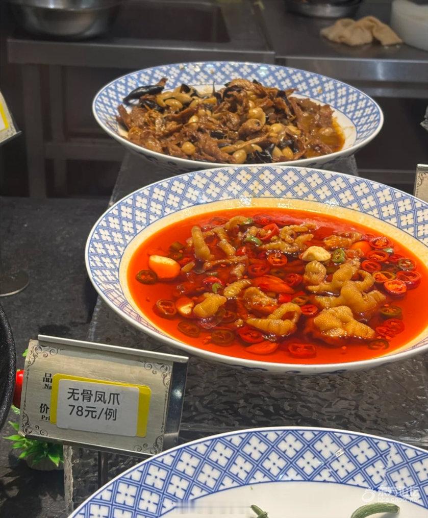 宁波一饭店菜价翻倍上涨消费者直呼太离谱 2月7日，宁波网友爆料常去的“老厨房”饭