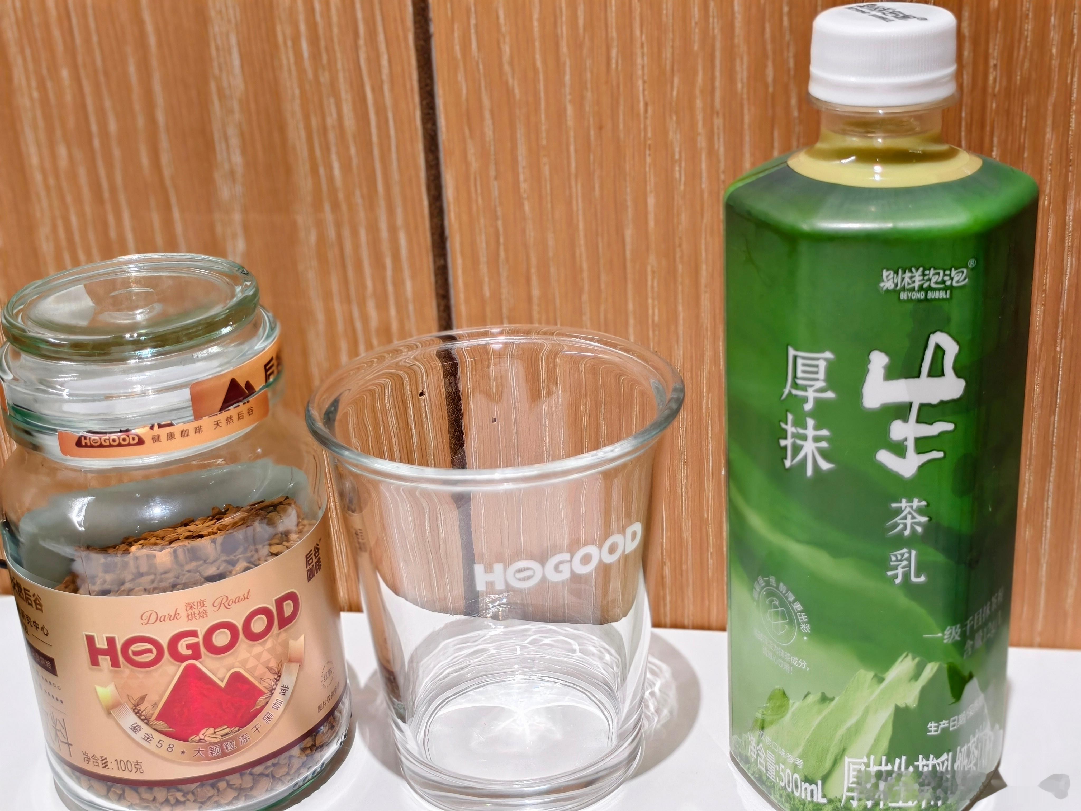今早用昨晚买的抹茶饮料做了抹茶拿铁，但是这抹茶太纯了，味好重，完全覆盖了咖啡味，
