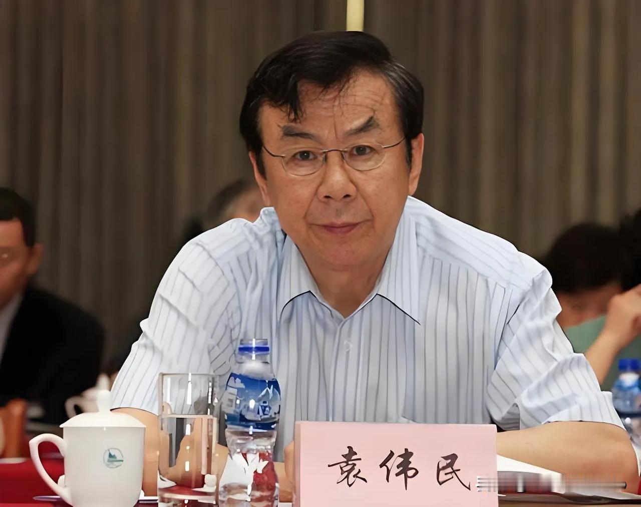 《何振梁态度巨变，正是袁伟民本人造成的》一文，被头条平台删除，请读者朋友点击这个
