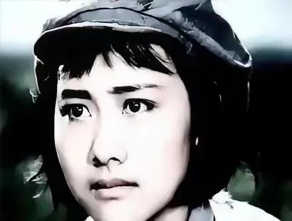 1940年，敌人把一昏死过去的西路军女战士扔进了垃圾坑里。她刚缓缓睁开眼睛，一个