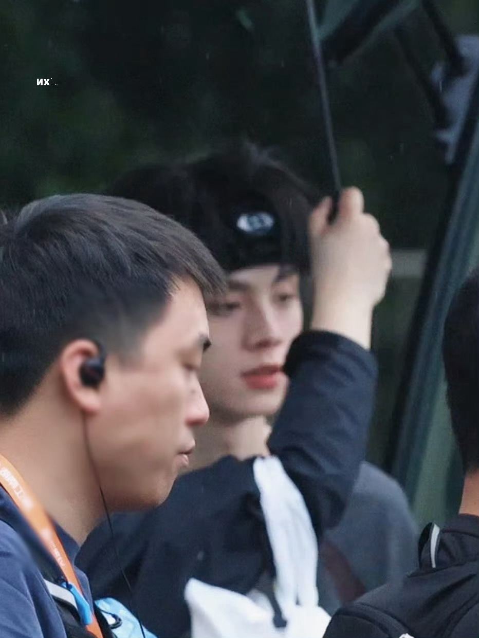 左航发带look左航全员加速中上班路透来啦[打call]发带look好吸睛啊，立