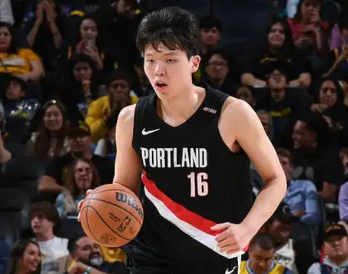 NBA的本质是极少数天才+绝大部分的功能性球员，以这个标准，杨翰森完全由机会成为