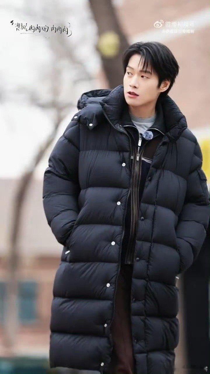 魏大勋像盘菜被端上来了大勋这出场自带餐盘既视感，鲜活又吸睛，妥妥综艺显眼包本包～