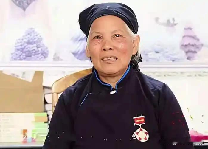 1979对越反击战：我军三攻300高地受挫，哺乳期母亲递子入怀，揣红薯冲向战场！