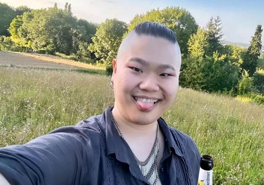 这是一代名嘴之女，如果不告诉你姓名和性别，你能看出这是男还是女？
结果会让你大吃
