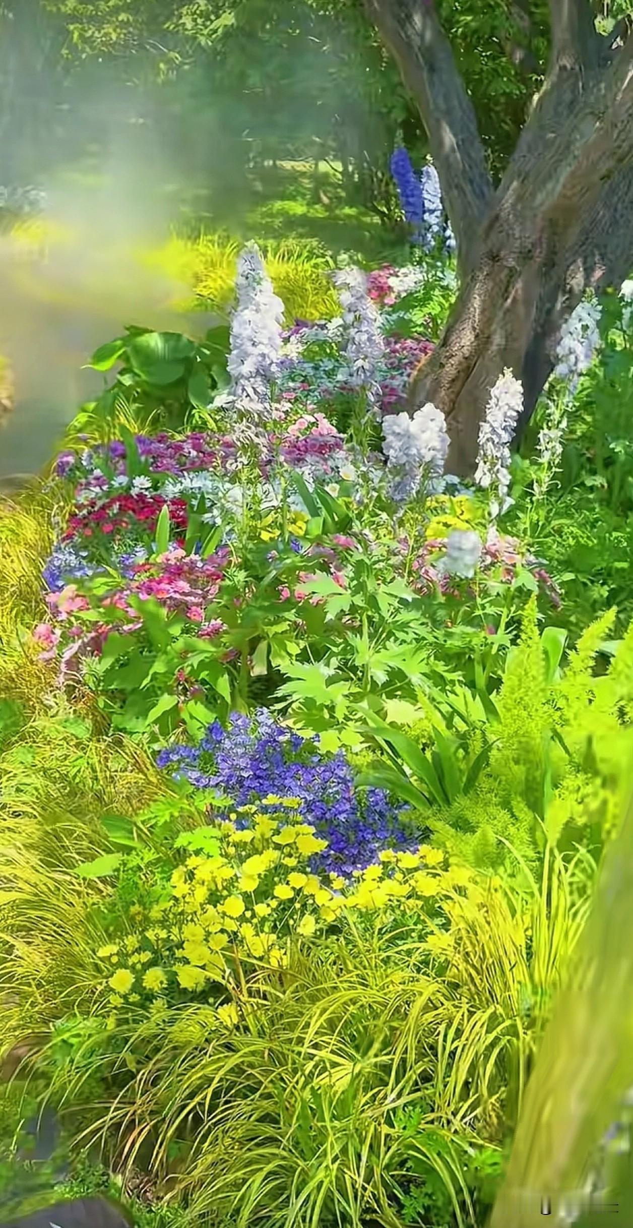 藏在山野间的秘境花园，飞瀑潺潺，草木青翠，各色繁花错落相拥，薄雾轻柔漫过林间，目