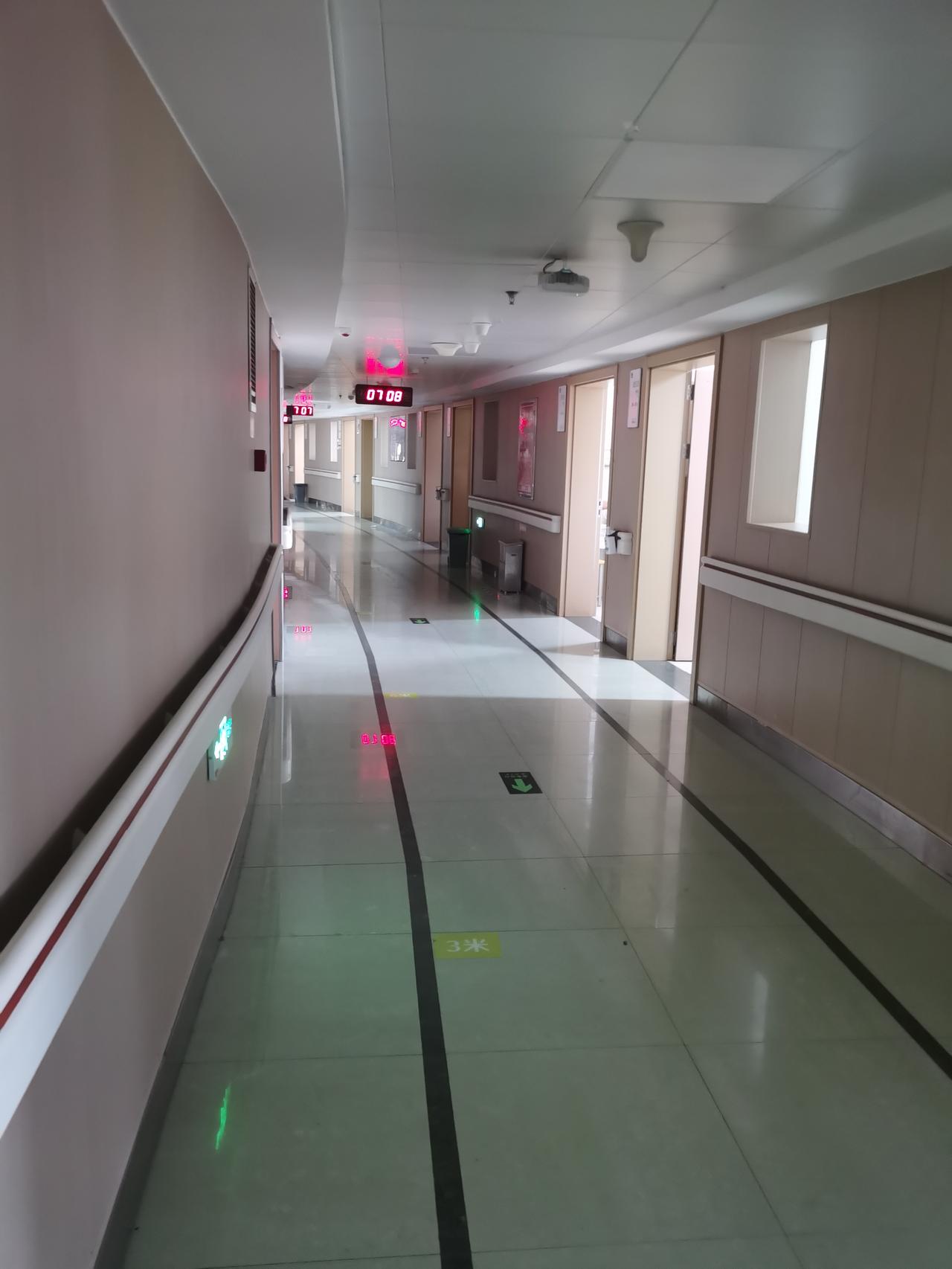 在医院住几天，你会觉得，人生就是一场必败的悲剧。

  每个人都怕死，但每个人都