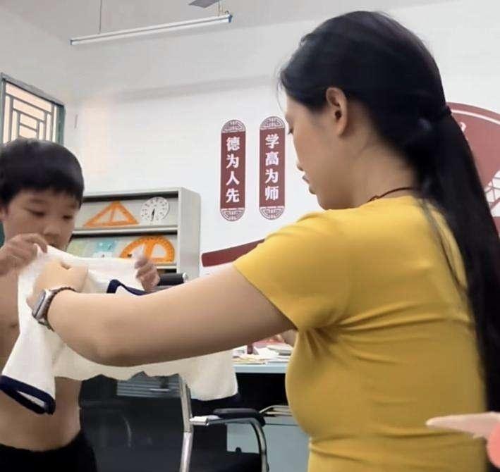 2025年9月的重庆，天气格外炎热。一位女老师特意叮嘱班里的学生，天热要勤换衣物