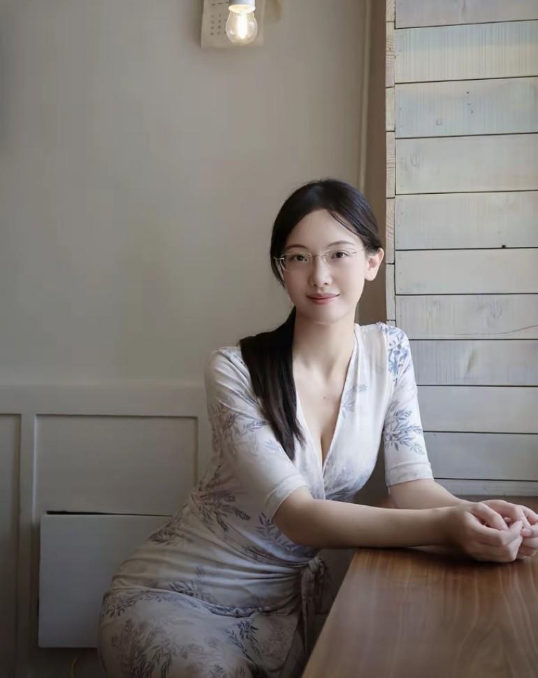 这是谁家的小姐姐
如此美丽俊俏啊