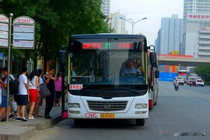 这是什么症状？有点吓人！

刚才上了一辆公交车后，听到车内忽然发出一种异样的声音