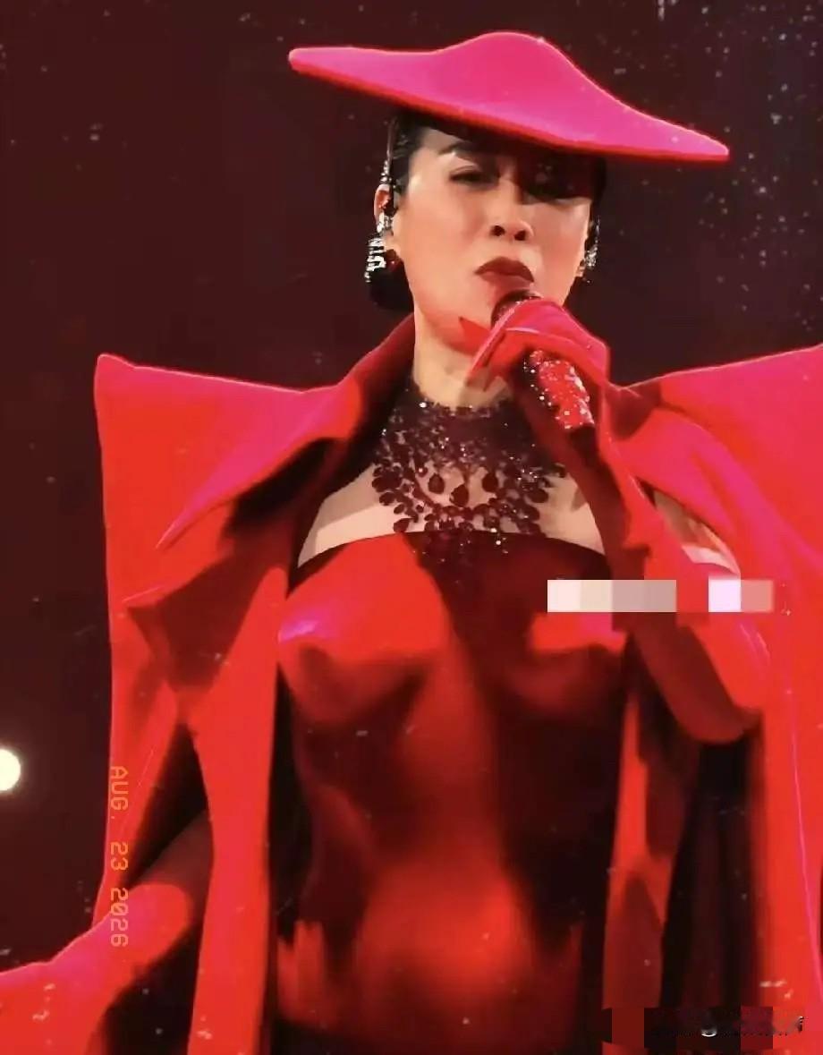 现在最后悔的人，
估计就是开演唱会的那英了吧。
后悔的是，在演唱会上她的团队，竟