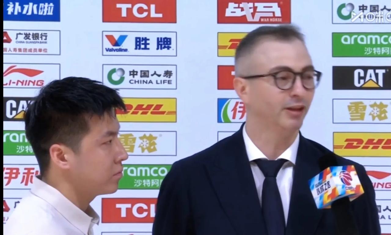 打完比赛洗漱完了，阿德带着助教和四个外援放松一下，劳逸结合是欧美球员风格。
宏远