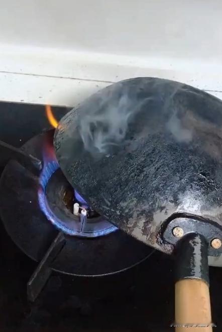 婆婆有个习惯，总是炒完菜就洗锅子，我告诉她，要等锅子冷了才洗，锅子热的时候洗锅会