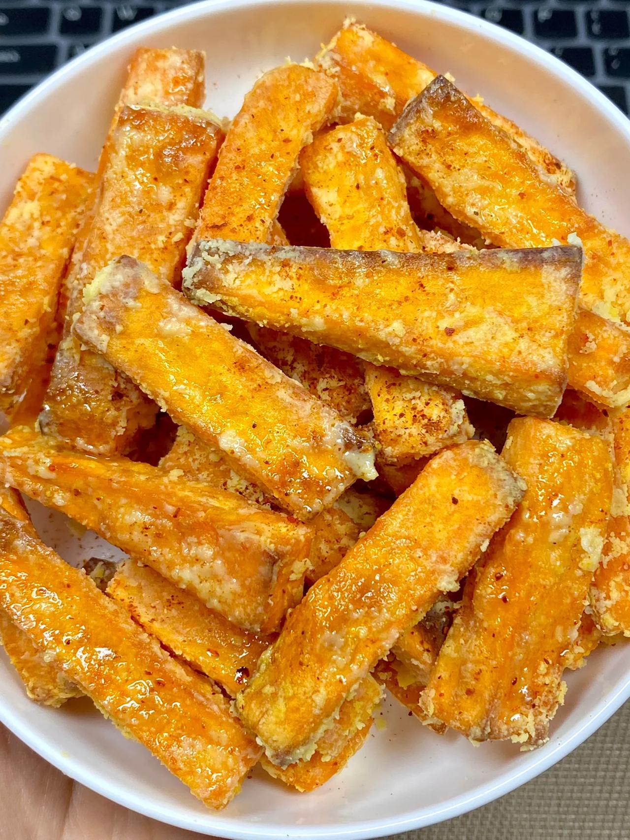 甘梅地瓜条…安排了!
       超级好吃，嘎嘣脆巨巨好吃!
做法：
1、红薯