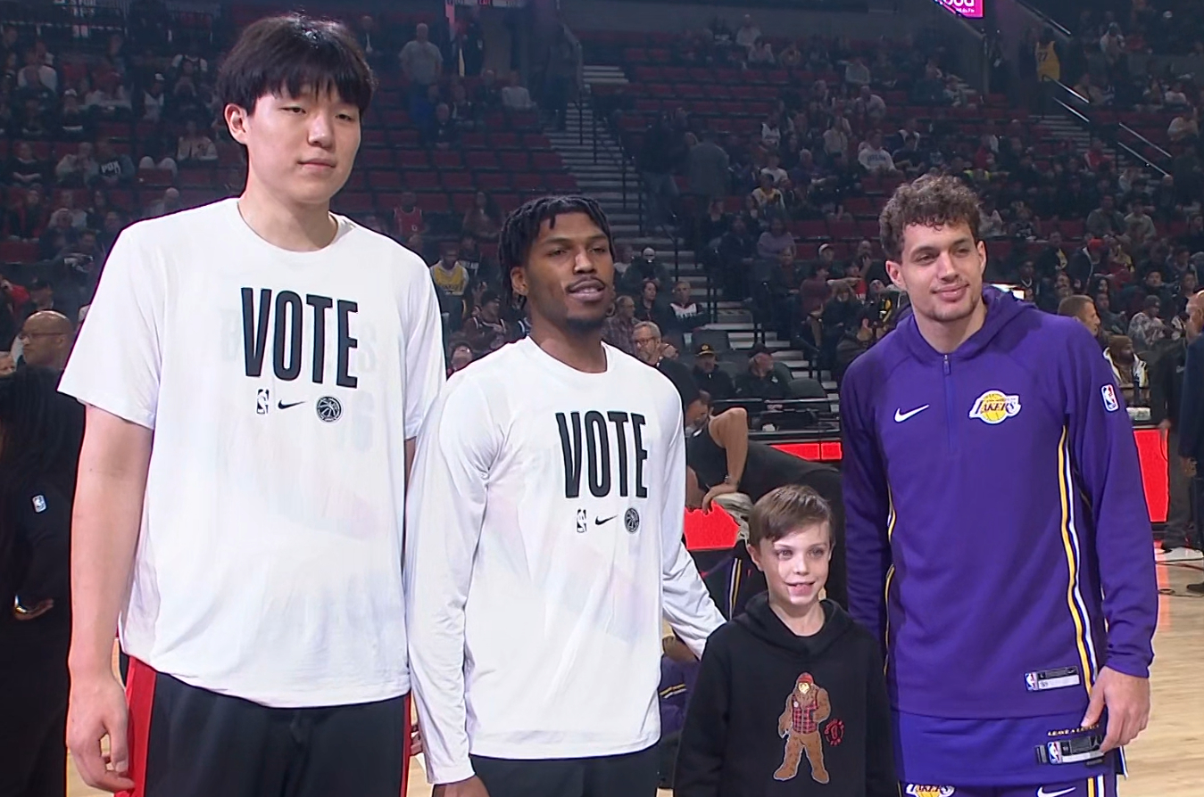 开拓者球员杨瀚森、卡莱布乐福、湖人双向球员马农赛前与小球迷合影 ​​​