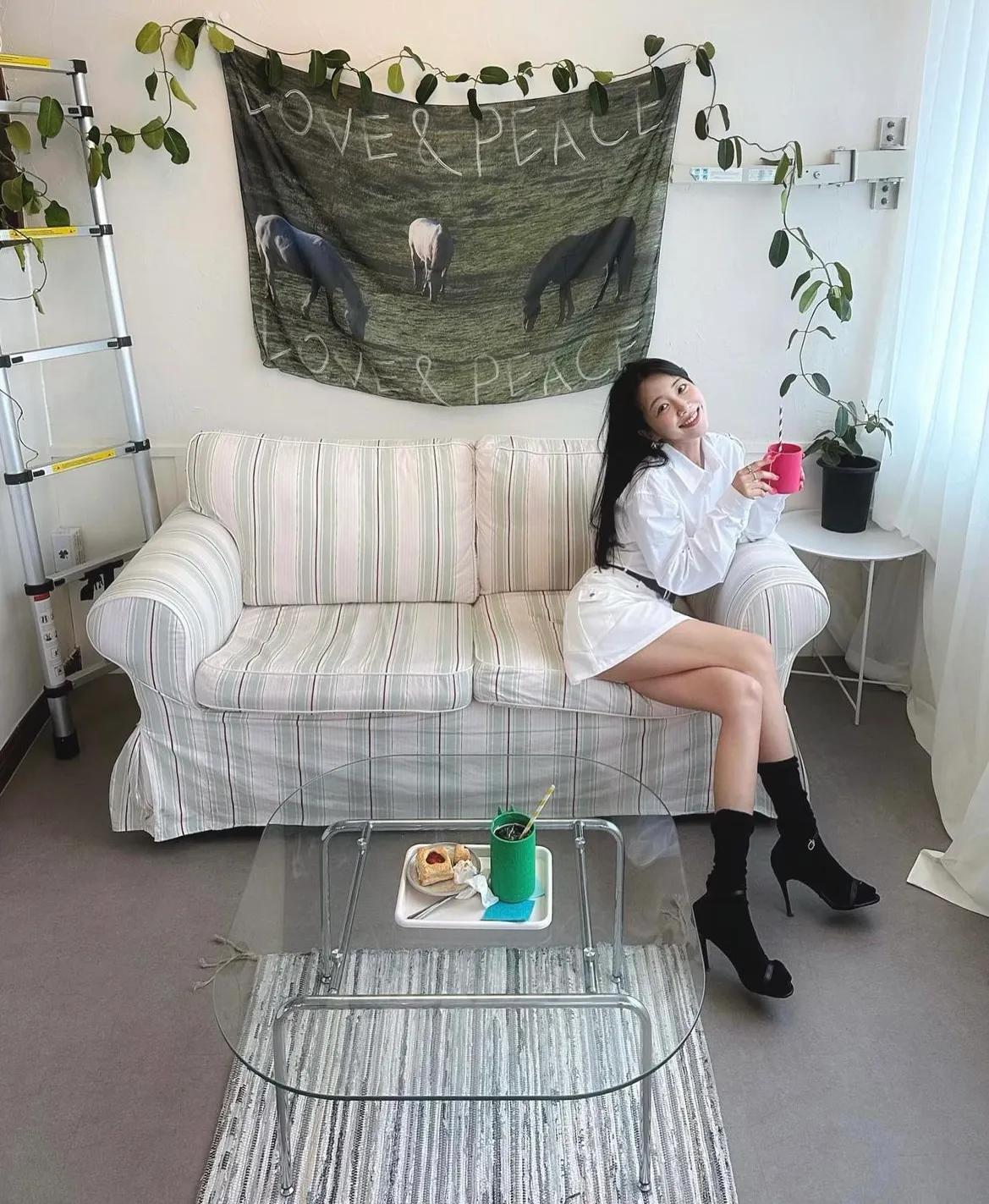 同色系搭配更显高级，白色短款衬衫搭配白色短裙，黑色腰带和中筒靴撞色搭配，简简单单