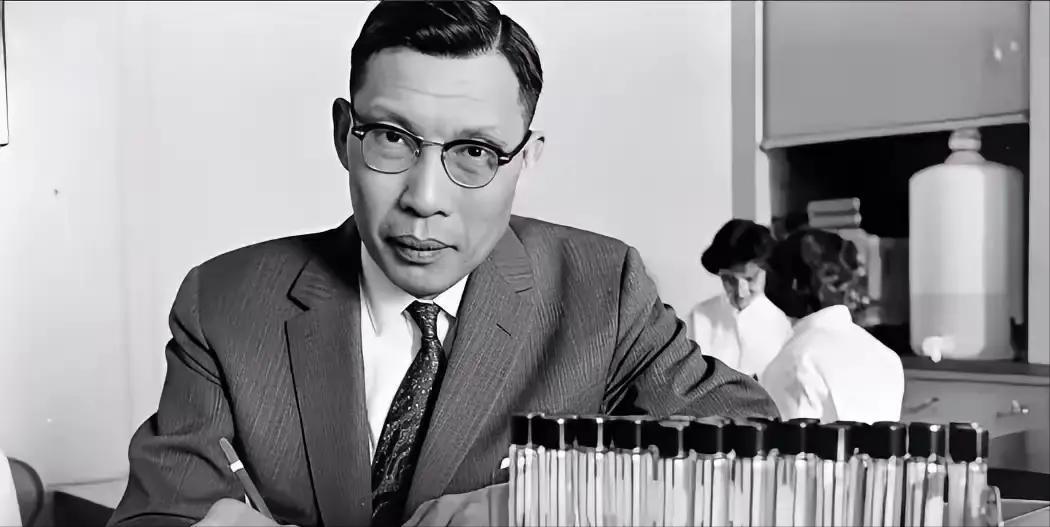 1950年春，北大一位教授悄悄把家里米缸加满了米，装出一副还要回来的样子。
 