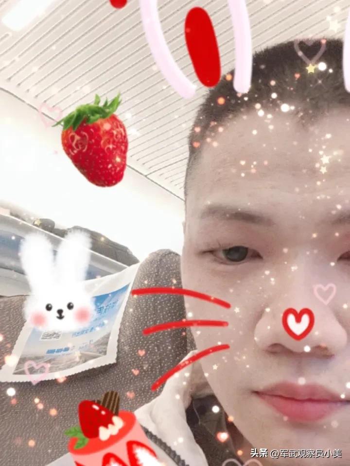 清晨的阳光刚漫过解放碑的骑楼，我随手举起手机，定格下巷口那幅鲜活的画面。
 
穿