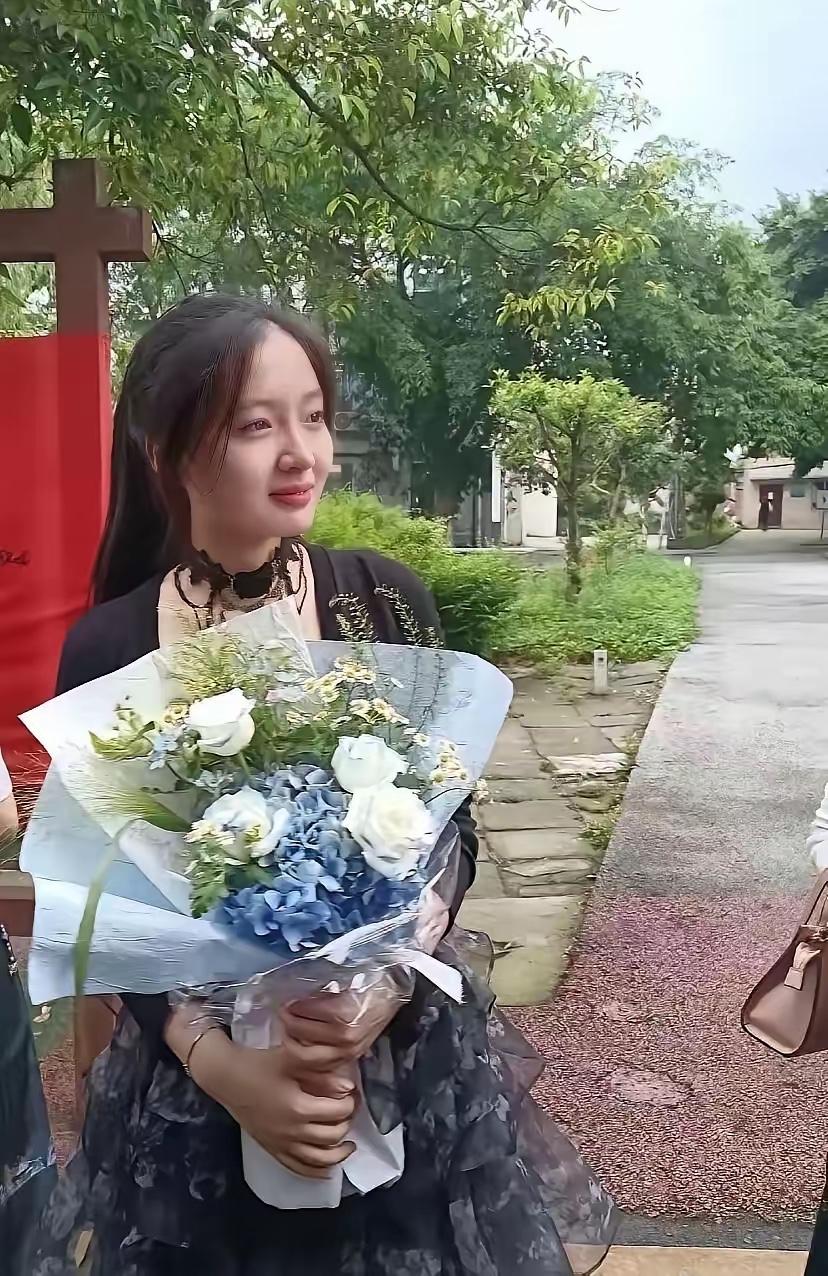 四川泸州，赵诺淇，8月5号。那位单亲妈妈发的动态，没歇斯底里的哭喊，只有几张笑脸