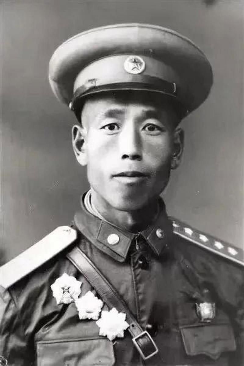 1933年参加红军的老战士，1955年只拿了个大尉。

那一年授衔，坊间流传着"