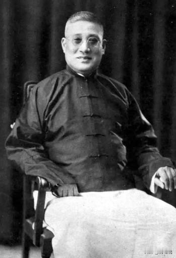 1951年2月23日，天津一间简朴的寓所里，一位74岁的老人走完了人生最后一程。