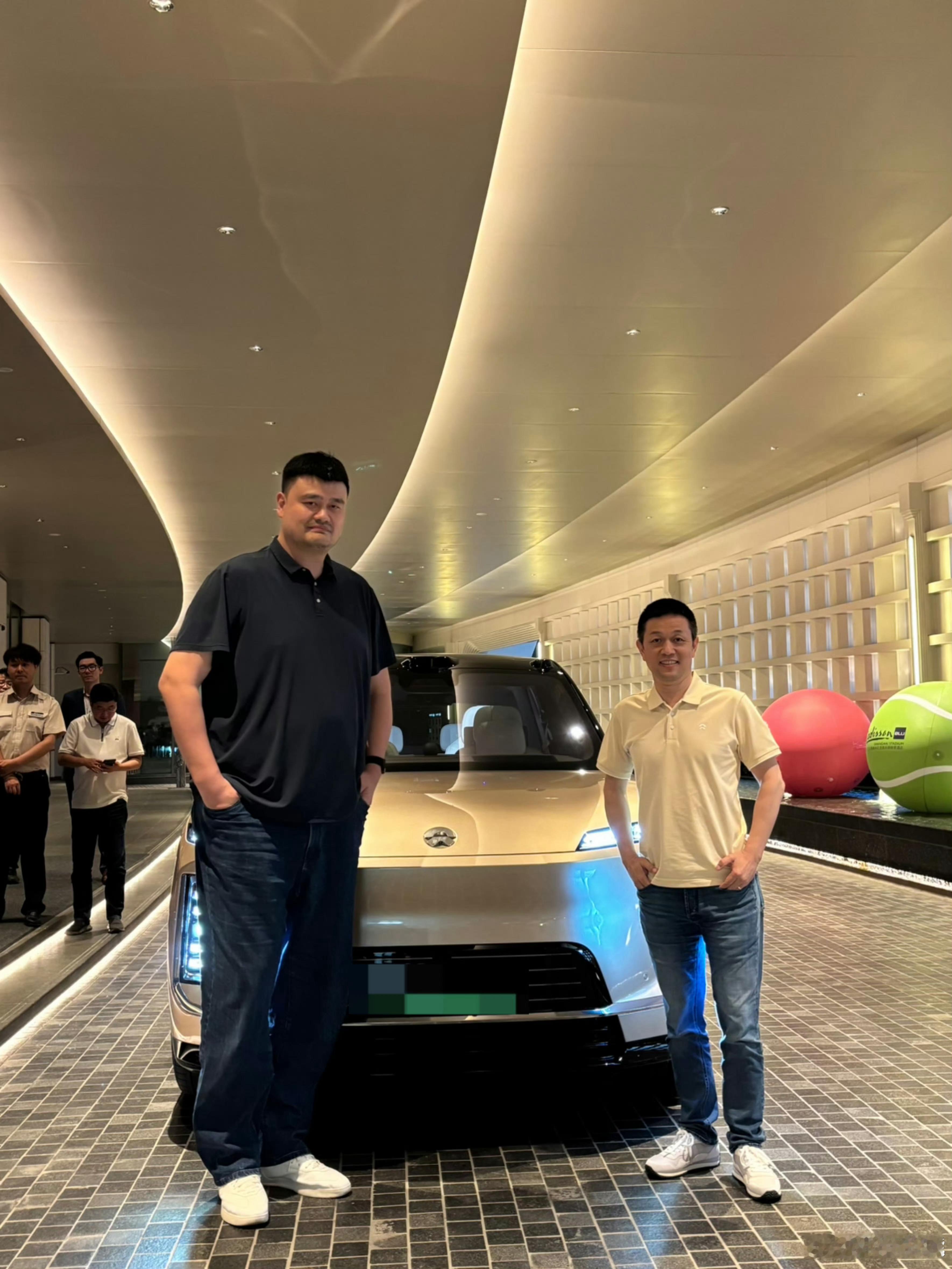 李斌姚明同看总决赛6月5日CBA总决赛上海开打，李斌如约和姚明坐着ES9前往赛场