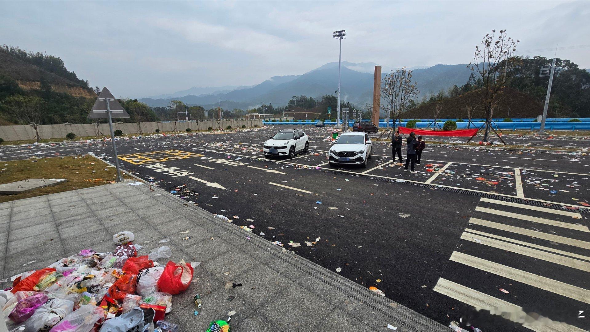 路过一个去广东方向的停车区，这两天堵车留下来的垃圾好震撼，想想大堵车好害怕😱堵