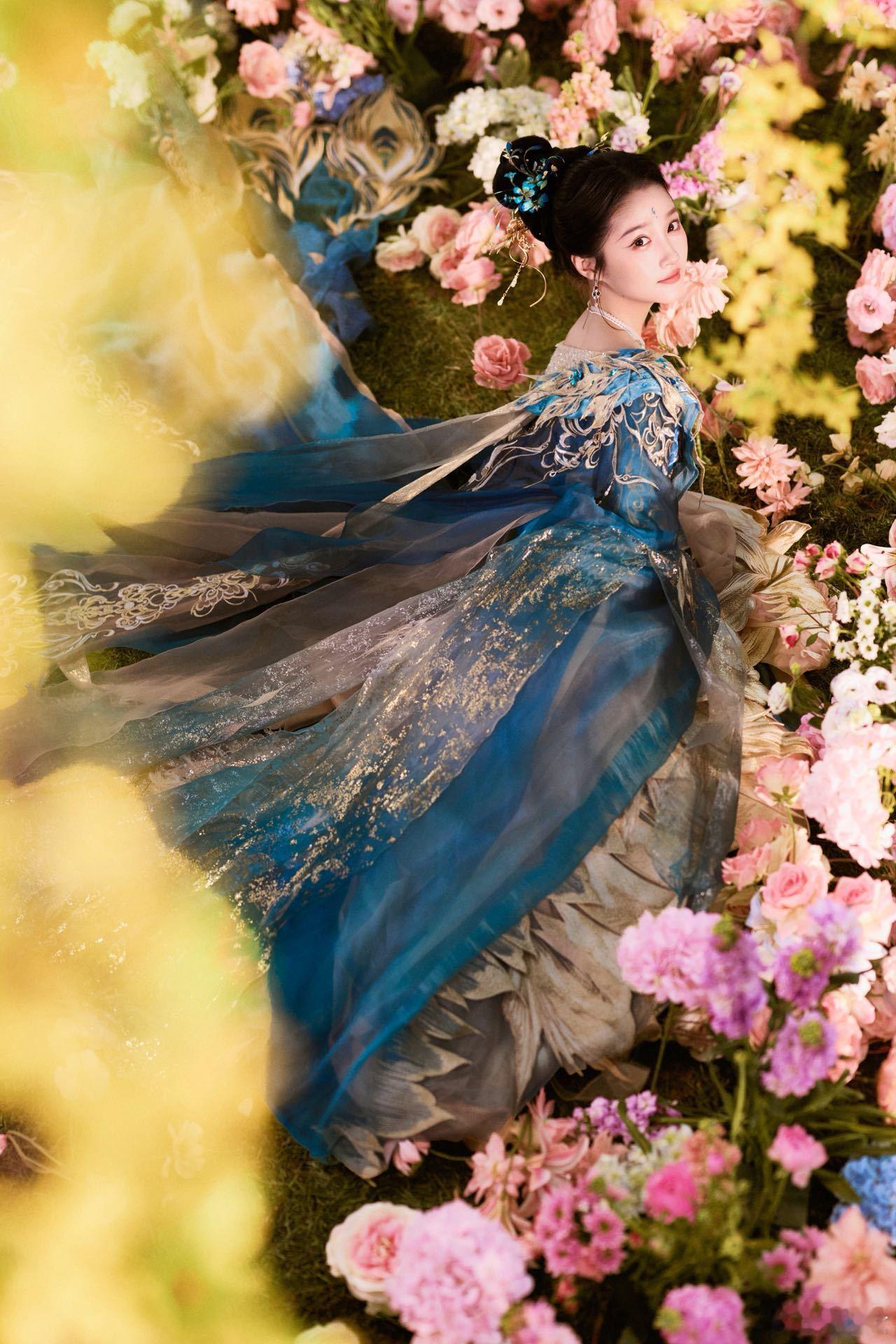 关晓彤四季妆造每一套都想焊在身上 关晓彤《瑞鸟报春》舞台太出圈！春夏秋冬四套装造