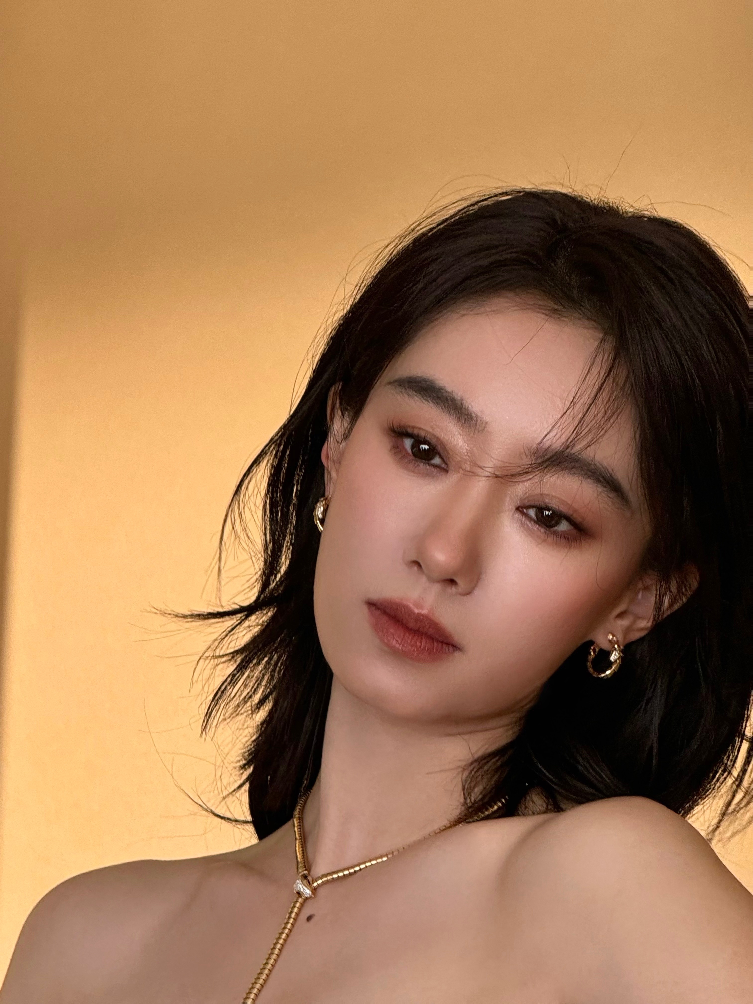 张小斐反派大姐大  我嘞个豆...斐妈今晚嘉人女性影响之夜杀疯了...第一套短发