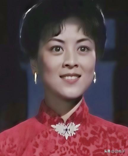 陈肖依，浙江宁波人，是上世纪80年代的知名女演员。她原本是舞蹈演员，气质明艳洋气