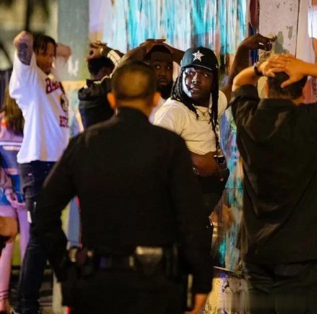 北京时间8月1日NBA快船队年轻球员科菲遭遇洛杉矶警方正式逮捕，其原因是在他与其