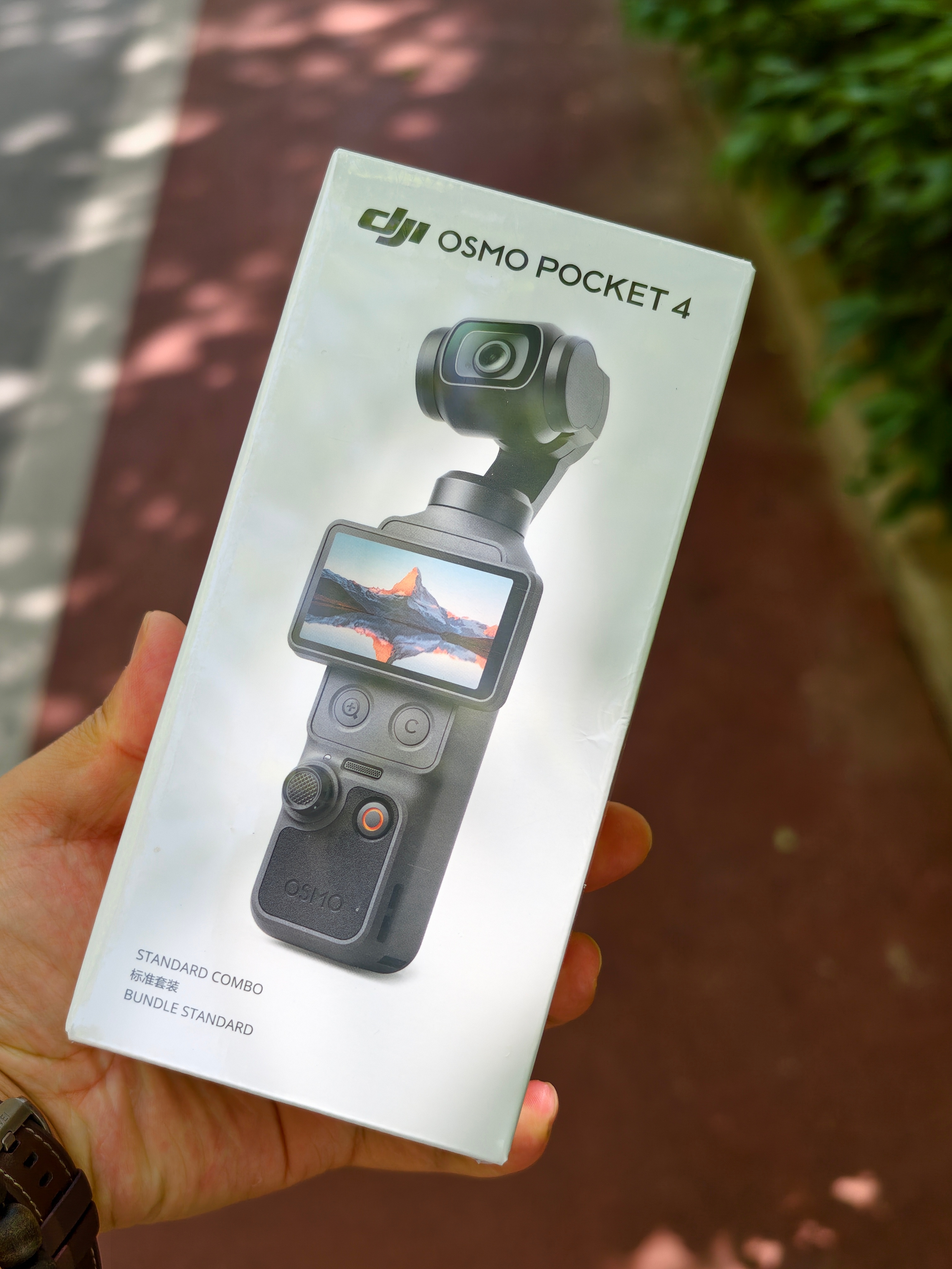 预定了一台大疆Poket4今天才到，等会试试升级大不大