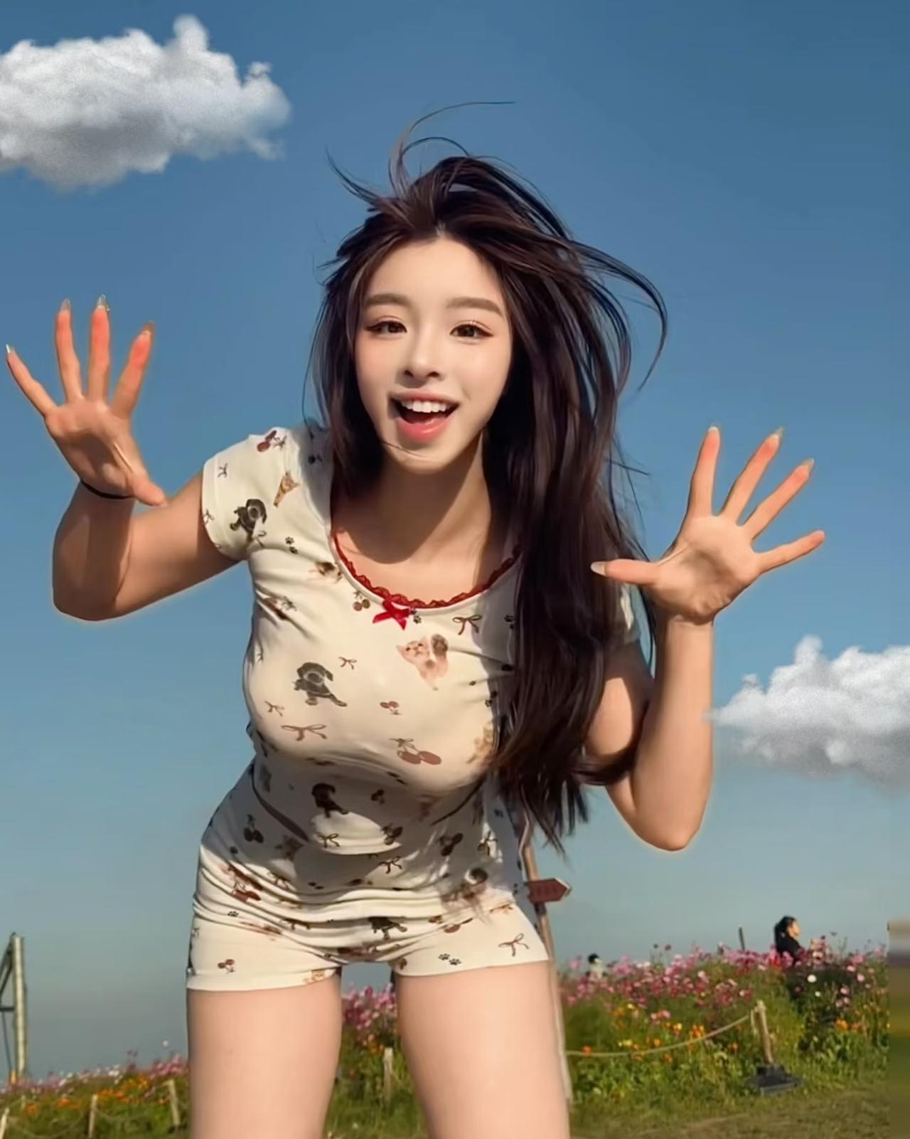 什么样的女人算自然美自然美，是像图中这样，在蓝天白云与花海的映衬下，由内而外散发