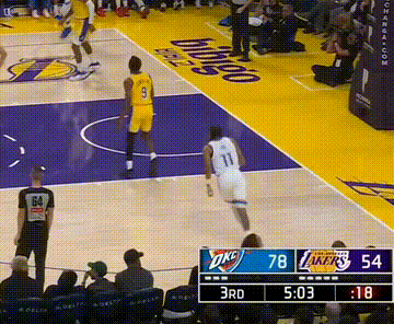 雷迪克终于喊了暂停，上一次还是第二节一开始和范德彪争吵。雷霆vs湖人