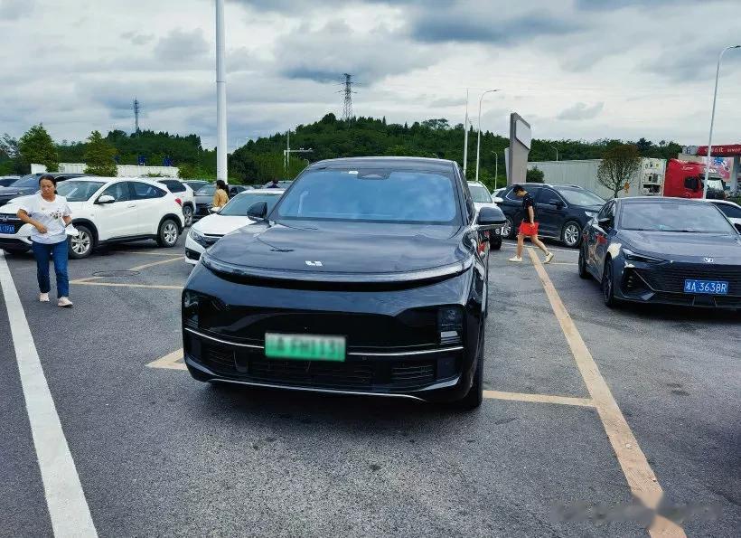 增程车，就不配充电？
国庆假期，排队充电的大戏，如期上演了。当一众纯电车主，被漫