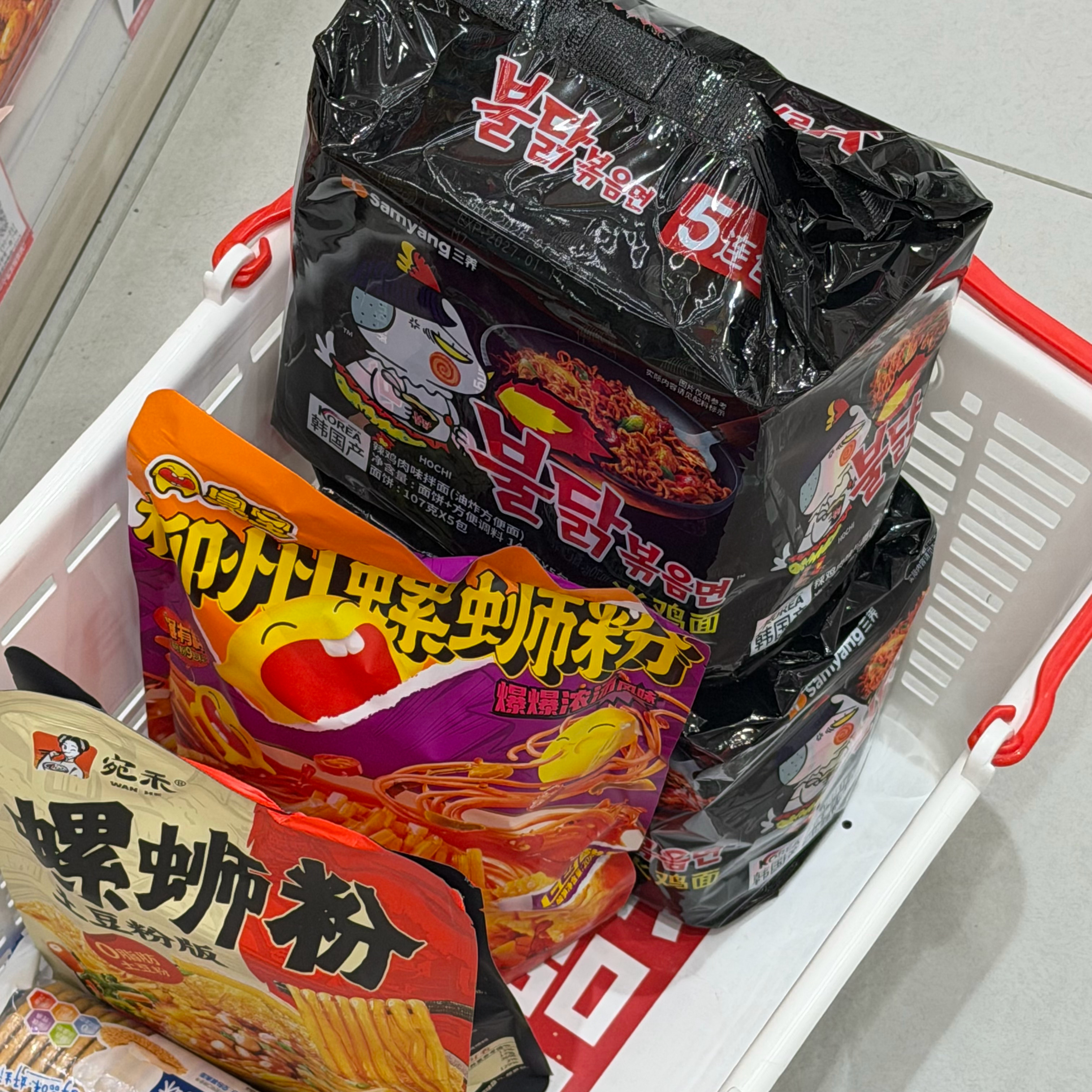 人就是馋 下大雨也得出来买火鸡面吃