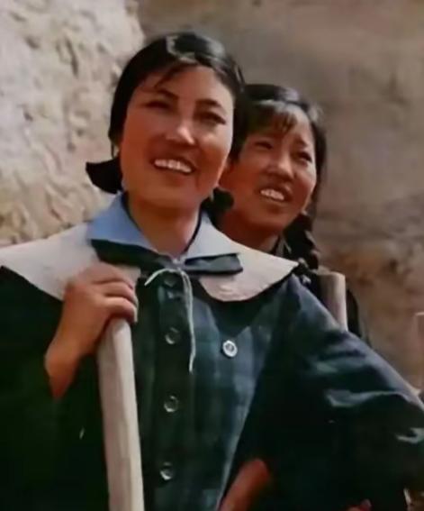 陈永贵亲自做媒，把大寨村最出名的铁姑娘队长郭凤莲，许给了一个腿脚不利索的退伍兵贾