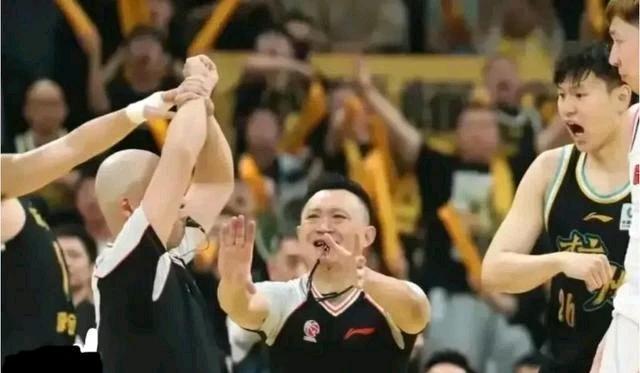 CBA季后赛疯狂一夜：新疆惨败，浙江逆转上海！周琦被重罚禁赛！广东可以没周琦，但
