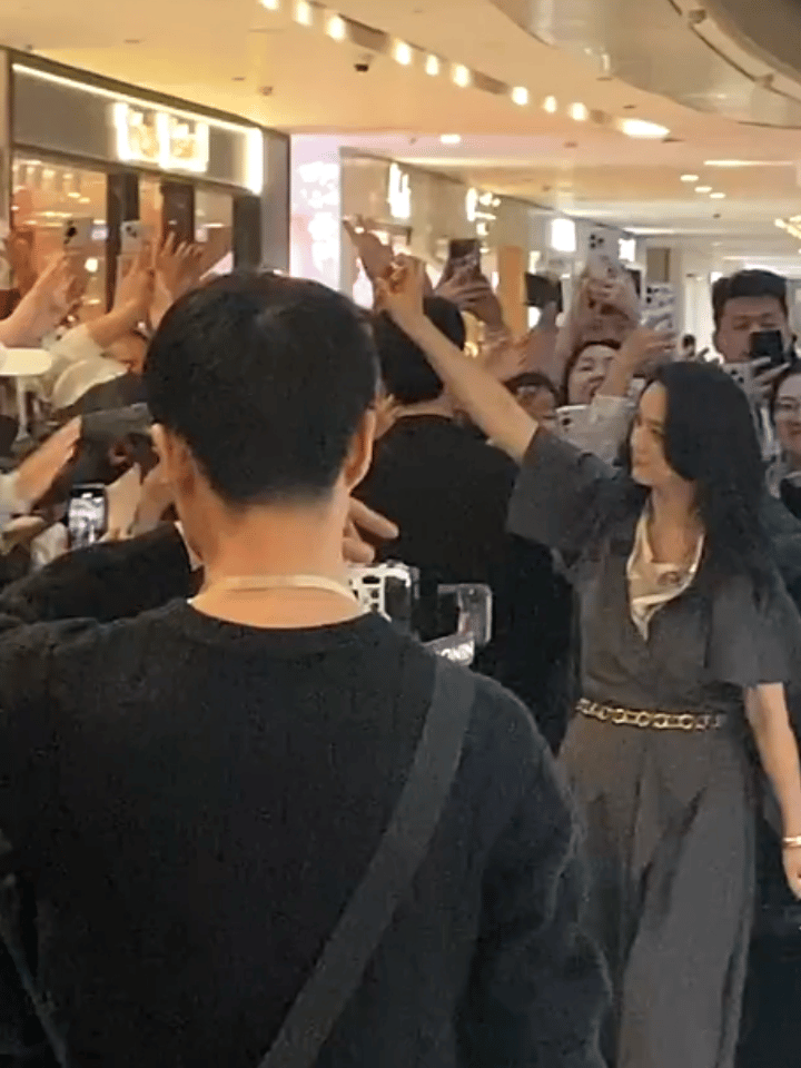 汤唯现场给粉丝喷香水  汤唯跟粉丝之间的互动真的是太有爱了吧，没有想到现场给粉丝