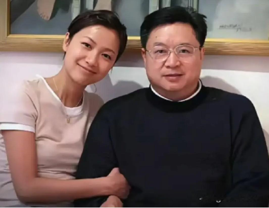 这是著名演员、导演徐静蕾与父亲徐子健在家中的一张温馨合影。徐静蕾开心、快乐地挽着
