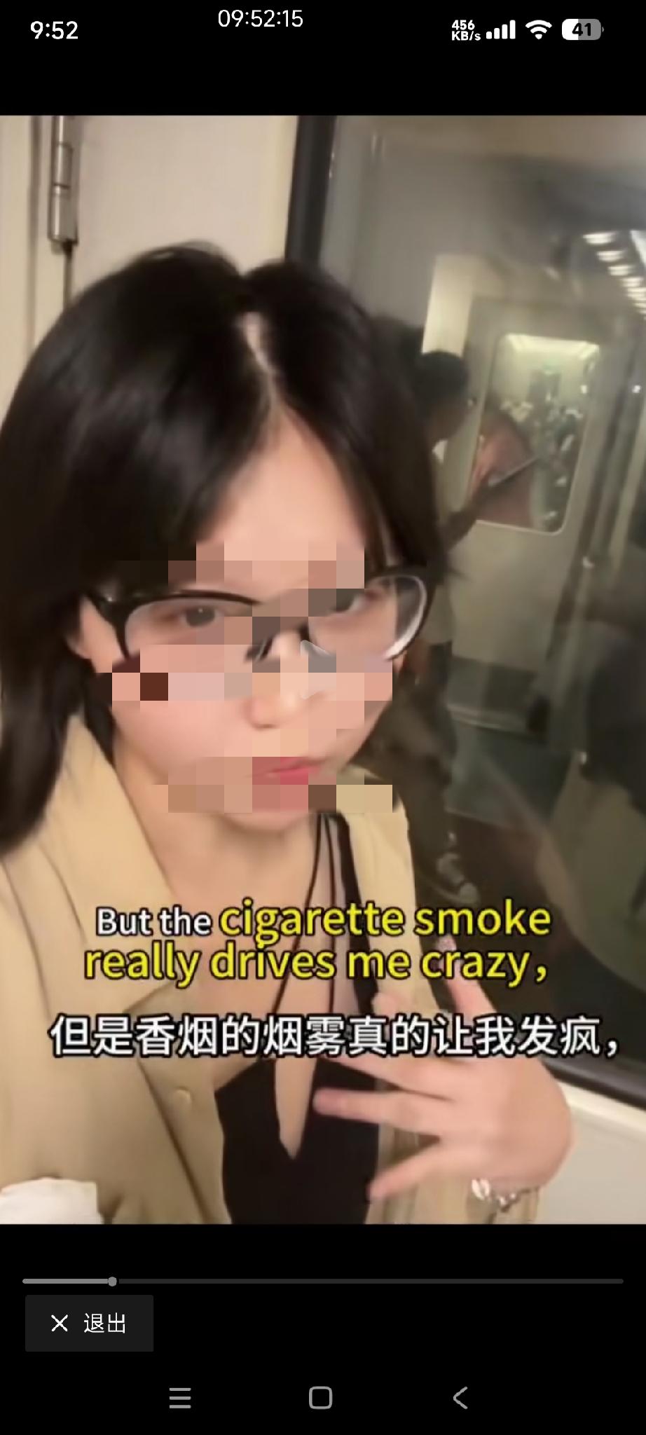 这位女生去绿皮火车上拍了一段视频，全程用英语口播！
字幕则是中英双语
她说不理解