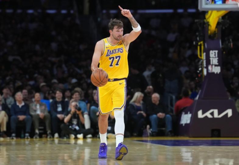 NBA常规赛，湖人132-123逆转击败爵士，取得开季三连胜。此役，东契奇全场出